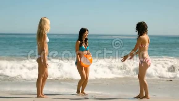 女人玩沙滩球视频的预览图