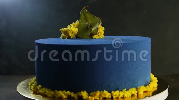 手工制作的蓝色蛋糕梨子干视频的预览图
