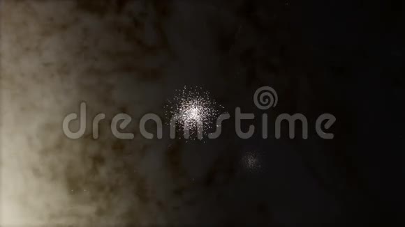 在银河系的背景下飞过一簇星星视频的预览图