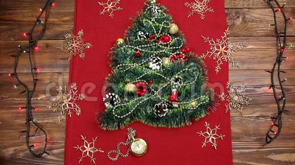 一种小的圣诞树由金属坚果丝带和装饰品组成圣诞树的礼物老式手表2018视频的预览图