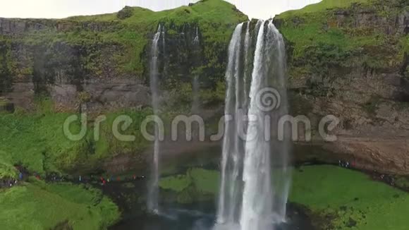 水从悬崖上掉下来安德列夫视频的预览图