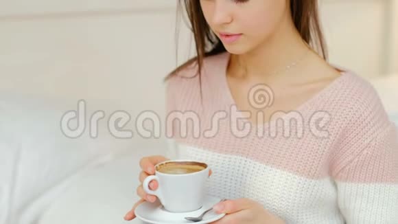早晨能量热饮料咖啡女孩饮料视频的预览图
