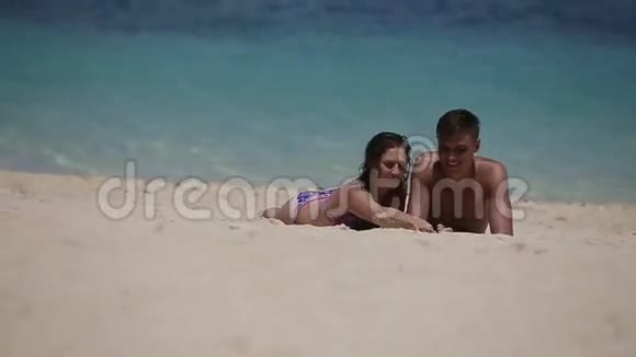 年轻夫妇享受暑假海滩假期视频的预览图