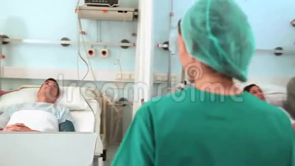 护士探视病人视频的预览图
