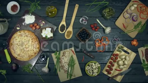 生态黑色背景下的奶酪披萨视频的预览图