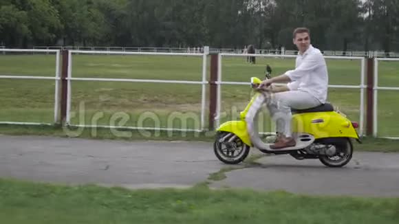 快乐的人骑着一辆摩托视频的预览图