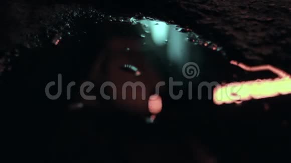 光广告在水坑里的反射视频的预览图