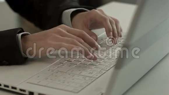 男人在笔记本电脑键盘上打字视频的预览图
