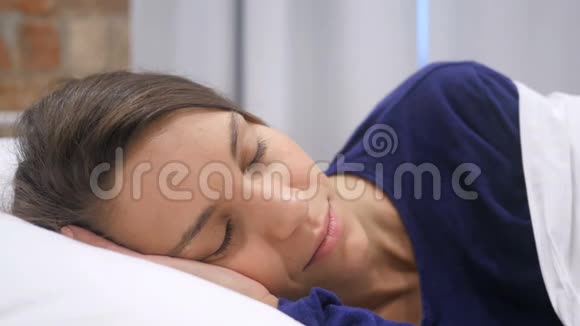 晚上睡觉的西班牙妇女视频的预览图