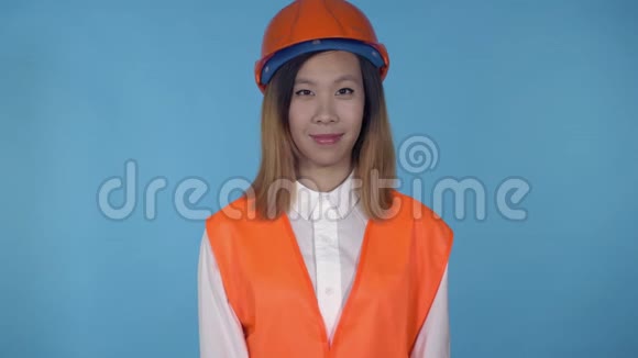 美丽的韩国女性建筑商视频的预览图