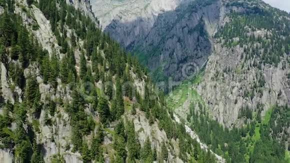 在瑞士阿尔卑斯山的群山中飞行瑞士上空视频的预览图