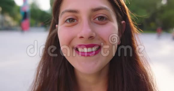 年轻的女士微笑的户外感情视频的预览图
