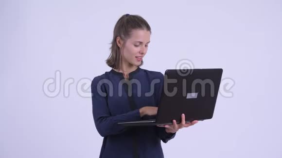 快乐的年轻漂亮的女商人思考笔记本电脑视频的预览图