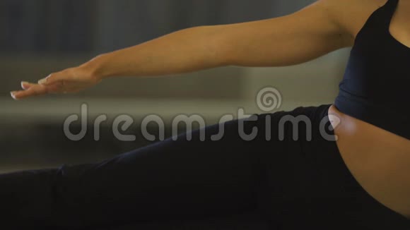 年轻漂亮的运动白人女孩练习瑜伽姿势体式印支视频的预览图