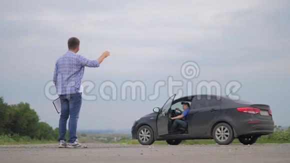 在道路车祸保险代理人审查车祸车主和保险人员制作纸质表格两个人组成视频的预览图