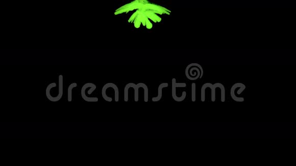 绿色墨水在黑色背景上滴在水中三维渲染体素图形烟雾的计算机模拟墨水视频的预览图