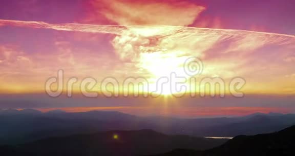 夕阳的景象带山的背景时间的流逝彩霞的天空视频的预览图