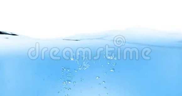 蓝色波浪水白色背景上有气泡运动缓慢概念视频的预览图