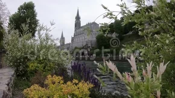法国卢尔德大教堂的景色视频的预览图
