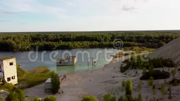 空中景观沙山的夸瑞与池塘和被遗弃的监狱在Rummu爱沙尼亚欧洲视频的预览图