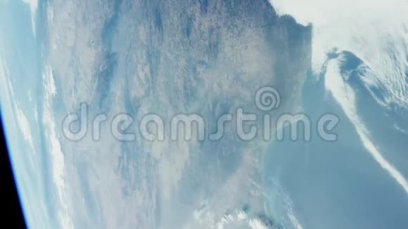 从太空看到的地球土地天空和云彩视频的预览图