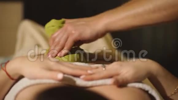 按摩师在水疗沙龙里按摩女人的身体美容护理理念视频的预览图
