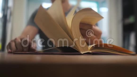 人在读书生活方式教育学习图书馆的概念男人打开书人把书页翻过来视频的预览图