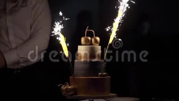 在派对上用烟火庆祝蛋糕视频的预览图