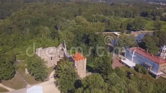锡古尔达新城堡的鸟瞰图视频的预览图