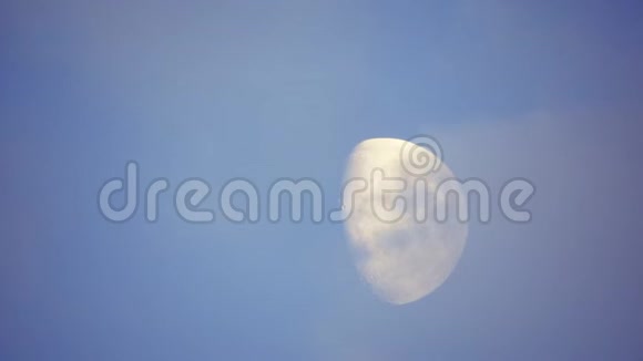 夜空中有云的月亮神秘主题和神秘的概念神秘的夜空与月亮和戏剧性的云彩被动视频的预览图