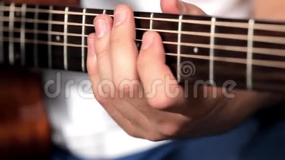 在音乐工作室弹吉他的男人视频的预览图