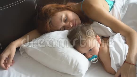 妈妈和小男孩早上醒来视频的预览图