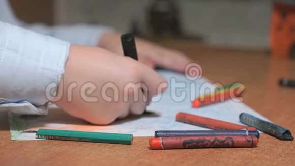 男孩用粉笔和铅笔画画视频的预览图