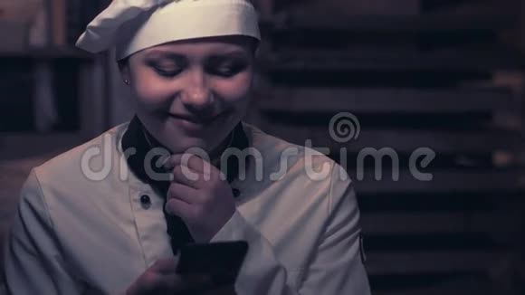 年轻的厨师女孩玩得很开心视频的预览图