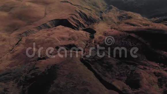 高加索山脉4K史诗般的无人机飞行山丘和山谷美丽的格鲁吉亚自然视频的预览图