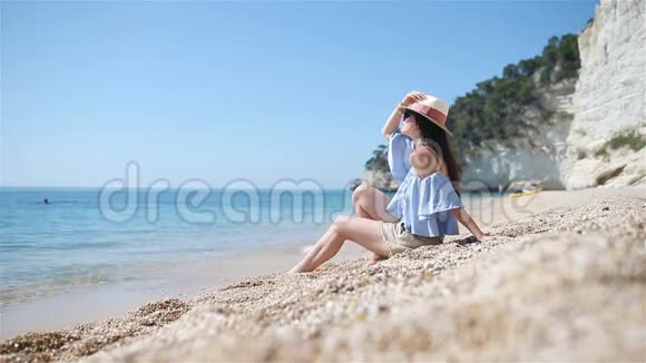 躺在海滩上享受暑假的女人望着大海视频的预览图