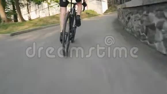 适合运动骑自行车的人冲刺上坡跟着射击强壮的腿部肌肉转动踏板自行车硬训练视频的预览图