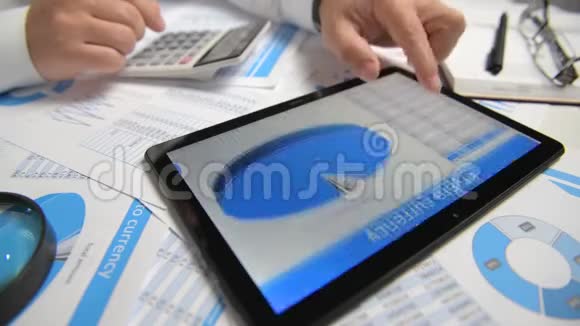 商人工作和计算阅读和写报告使用平板电脑办公室员工桌子特写商业金融视频的预览图