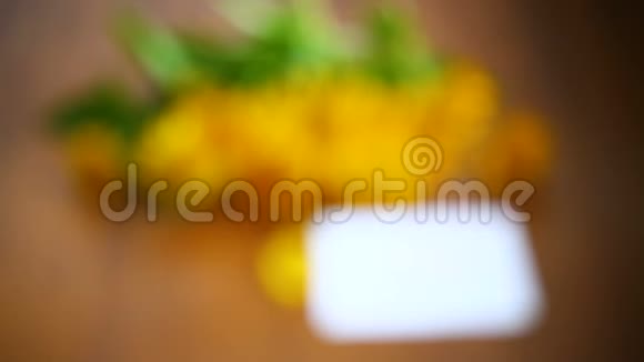 木制的黄色大雏菊的气味视频的预览图