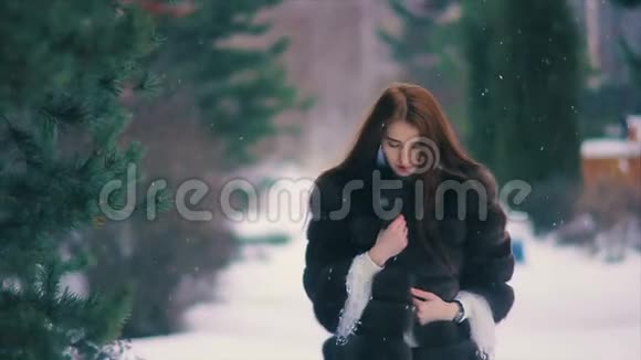 圣诞树慢动作背景下的富婆棕色毛皮腰外套视频的预览图