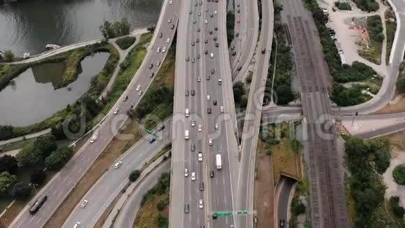 在阴天建立高速公路交通的空中拍摄视频的预览图