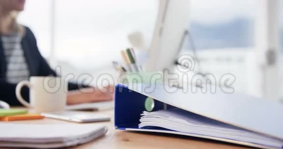 女商人在电脑工作时喝杯咖啡视频的预览图