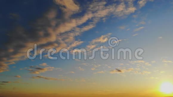 天空中蓝色和橙色的阳光透过天空中的云彩视频的预览图