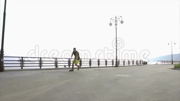 夏季海滨青年男子轮滑视频的预览图