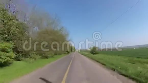 车内仪表板摄像头在罗马尼亚多布罗基亚驾驶视频的预览图