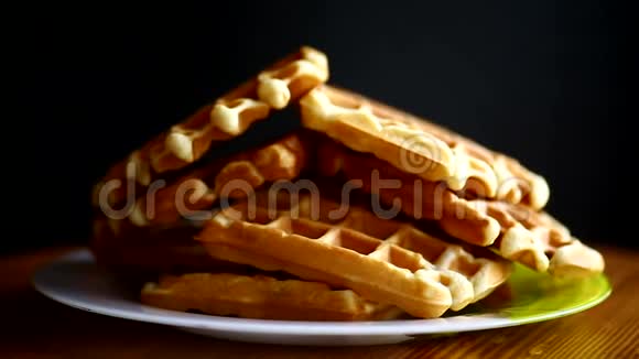 美味可口的甜华夫饼和果酱视频的预览图