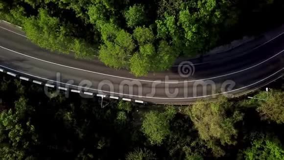 山顶俯瞰蜿蜒的山路和汽车视频的预览图