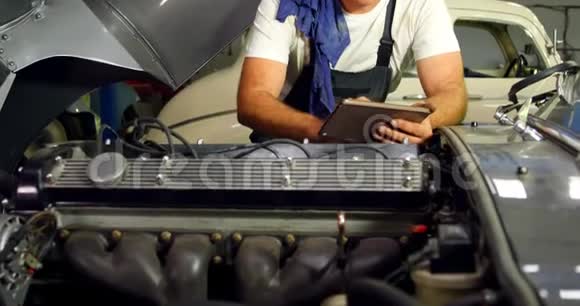 男性机械师使用数字平板电脑4k视频的预览图