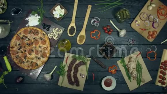 生态黑色背景下的披萨视频的预览图
