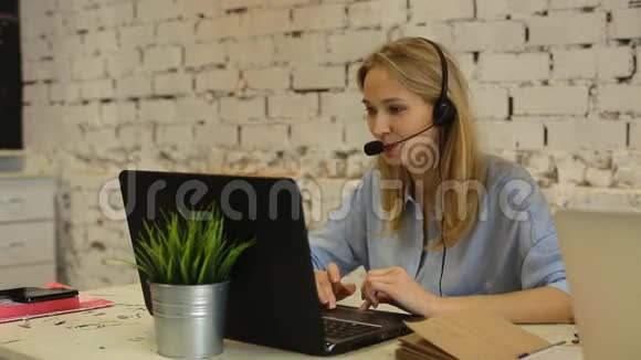 幸福微笑女性顾客支持电话接线员画像视频的预览图